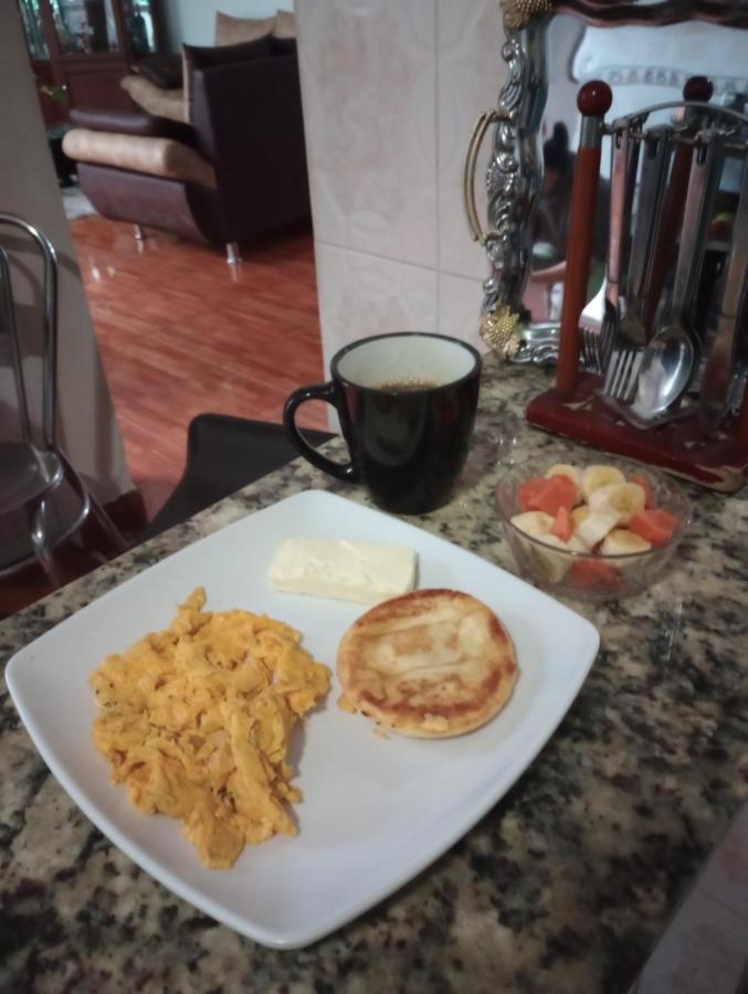 Noras Homestay Laureles Медельин Экстерьер фото